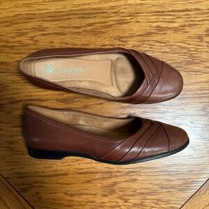 *NATURALIZER* Brown Round Toe Flats Shoes Size 6.5